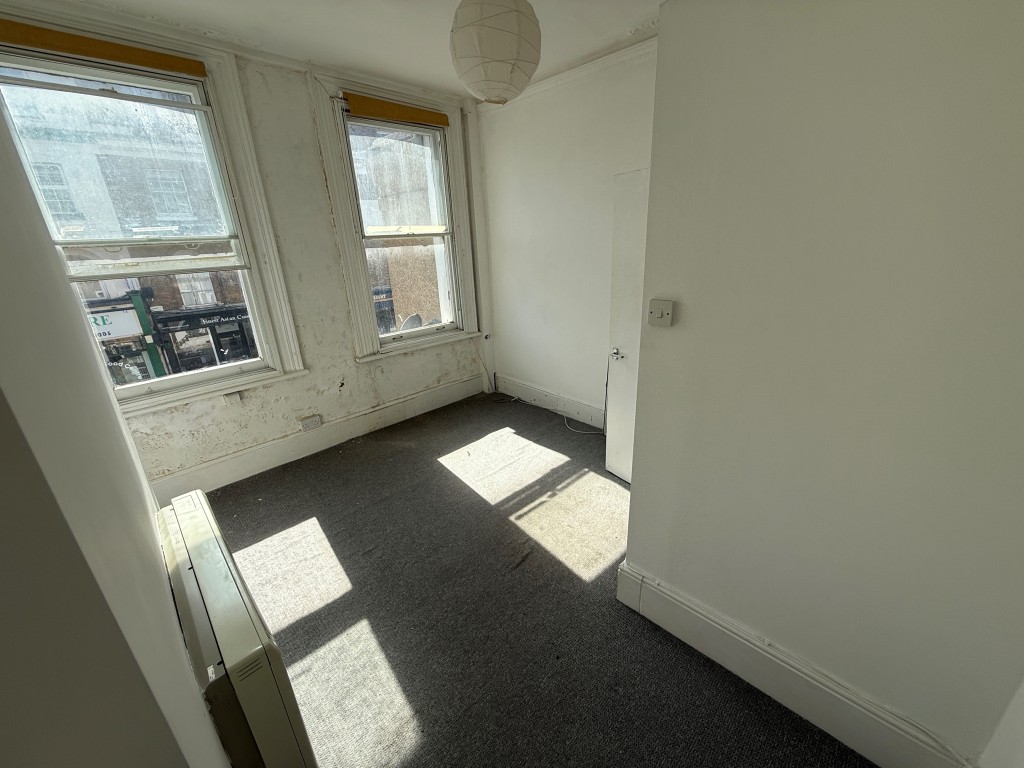 Lot: 172 - VACANT FLAT FOR IMPROVEMENT - Bedroom